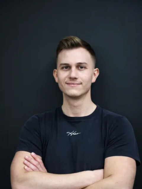 Csele Tamás portréja a Műhely szalonban
