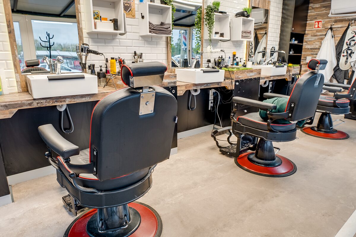 A Műhely Budaörs szalon munkatere barberszékekkel és tükrökkel
